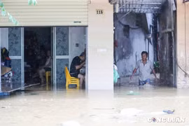 Người dân vất vả "vật lộn" di chuyển, sinh hoạt khi nước lũ sông Hồng dâng cao