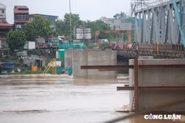 Hà Nội tiếp tục mưa to, báo động lũ cấp 2 trên sông Đuống