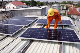 Đề xuất gây tranh cãi mua điện mặt trời mái nhà giá 0 đồng, Bộ Công Thương nói "cần thiết"