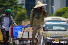 Người lao động nhọc nhằn mưu sinh dưới nắng gắt tại Hà Nội