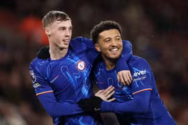 Chelsea thắng đậm Southampton lên ngôi nhì bảng, Liverpool bị cầm hòa kịch tính