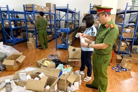 Bắc Giang: Phát hiện kho hàng nhập lậu 'khủng' hơn 70.000 sản phẩm trị giá khoảng 1 tỷ đồng