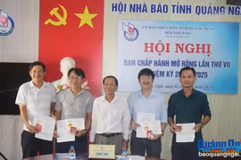 Hội Nhà báo tỉnh Quảng Ngãi trao quyết định kết nạp nhiều hội viên mới