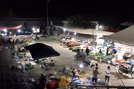 Lào Cai: Tấp nập chợ đêm Châu Úy