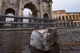 Khải hoàn môn Constantine ở Rome hư hại do bị sét đánh trong mưa bão bất thường