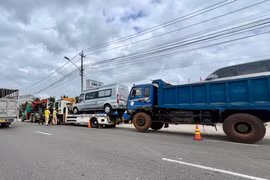 Cưỡng chế tài xế không chịu đo nồng độ cồn, cố thủ trong xe hơn 2 giờ