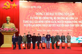 Đại tướng Tô Lâm thăm, tặng quà Tết Nguyên đán Giáp Thìn 2024 tại Hưng Yên