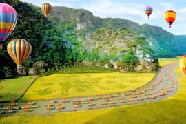 Lần đầu tiên Ninh Bình tổ chức Lễ hội khinh khí cầu kết hợp với dù lượn