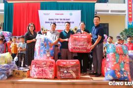 Báo Nhà báo & Công luận mang niềm vui đến với học sinh các huyện miền núi tỉnh Lào Cai