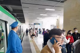 Đông đảo người dân lựa chọn tàu điện Cát Linh - Hà Đông du Xuân