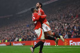 Man Utd thắng tưng bừng, Tottenham thua sốc đội bét bảng Ngoại hạng Anh
