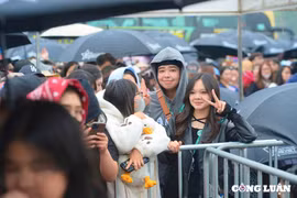 Các bạn trẻ xếp hàng dài mua vé xem concert 3 'Anh trai say hi'