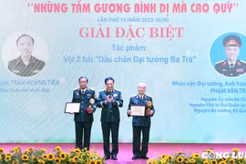 Trao giải Cuộc thi viết 'Những tấm gương bình dị mà cao quý' lần thứ 15