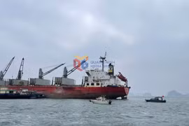 Quảng Ninh: Đắm tàu chở khách trên vịnh Bái Tử Long, 2 người mất tích