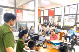 Công an Hà Tĩnh 'xuyên lễ' cấp căn cước cho công dân