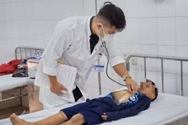 Bốn trẻ em bỏng nặng sau khi đốt pháo mua qua mạng