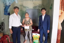 Tặng quà cho các hộ gia đình có hoàn cảnh khó khăn, gia đình chính sách