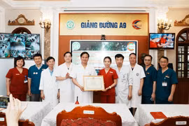Bệnh viện Bạch Mai trao tặng giấy khen cho điều dưỡng ép tim cứu sống du khách tại Đà Nẵng