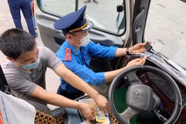 Hà Nội: Thu hồi phù hiệu, biển hiệu của 750 phương tiện vi phạm tốc độ