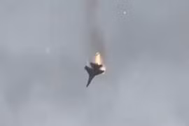 Video cho thấy khoảnh khắc tiêm kích Su-35 của Nga rơi ngoài khơi Crimea