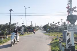 Xây dựng đường gom nhằm xoá bỏ lối đi tự mở qua đường sắt