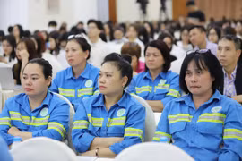 Công nhân lao động tham gia bảo vệ môi trường, chống rác thải nhựa