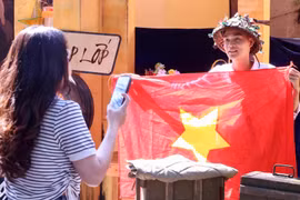 Giới trẻ kéo về phố bích hoạ Phùng Hưng 'check-in', lưu giữ lại ký ức Hà Nội xưa
