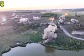 Ukraine công bố video tấn công cầu phao và quân đội Nga ở Kursk, nói sử dụng vũ khí Mỹ