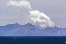 Núi lửa phun trào làm gián đoạn các chuyến bay ở New Zealand