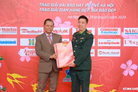 Hội báo Xuân Giáp Thìn - Hà Nội 2024: Trao tặng ấn phẩm cho cán bộ chiến sỹ bộ đội biên phòng