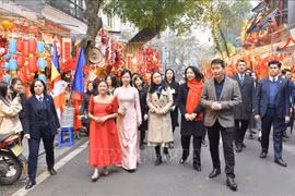 Phu nhân Chủ tịch nước và Phu nhân Tổng thống Philippines thăm quan chợ hoa Tết Hàng Lược