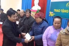 Báo Đại đoàn kết tặng quà Tết cho gia đình chính sách, hộ nghèo tỉnh Tuyên Quang