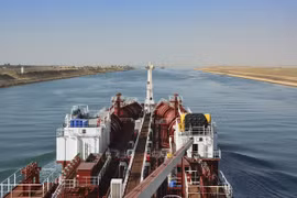 Lưu lượng hàng hóa vận chuyển qua Kênh Suez giảm mạnh