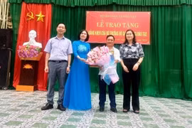 Bộ trưởng Bộ GD&ĐT tặng Bằng khen cho thầy giáo không bàn chân ở Thanh Hoá