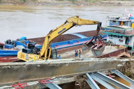Vụ sập cầu Phong Châu ở Phú Thọ: Đang trục vớt nhịp cầu và phương tiện dưới sông