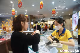 Nhiều người lựa chọn mua nhẫn vàng lấy may trước ngày vía Thần Tài