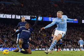 Phung phí cơ hội, Man City may mắn thoát thua trước Chelsea