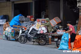 Người dân làng Song Hồ tất bật sản xuất hàng mã phục vụ Rằng tháng 7