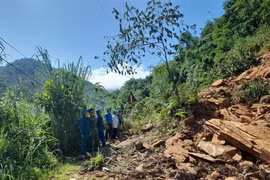 Công an Lào Cai giải cứu kịp thời người giao hàng bị sạt lở đường, rơi xuống vực sâu