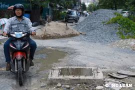 Dự án hơn 300m đường chậm tiến độ, bất ngờ nhô lên các cọc sắt 'bẫy' người đi đường
