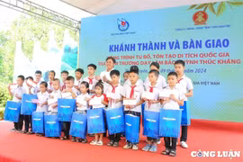 Báo Nhà báo & Công luận trao quà cho các em học sinh nghèo, học giỏi của huyện Đại Từ