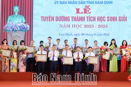 Nam Định: Trên 2,6 tỷ đồng trao thưởng học sinh giỏi, giáo viên giỏi năm học 2023-2024
