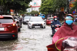 Sau trận mưa, Hà Nội lại ngập khắp phố vào sáng sớm