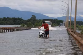Nhiều cánh đồng chìm trong nước ở huyện ngoại thành Hà Nội