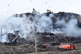 Cháy núi rác khổng lồ, khói độc hại bao trùm khắp thủ đô của Ấn Độ