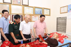 Bí thư Thành ủy Đinh Tiến Dũng thăm, tặng quà thân nhân liệt sĩ và chiến sĩ Điện Biên