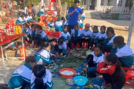 Mang Tết đầm ấm đến học trò nghèo vùng biên giới Kon Tum