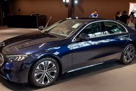 Mercedes-Benz E-Class thế hệ mới có mặt tại Singapore với giá hơn 7 tỷ đồng