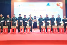 Trung tâm Phát thanh Truyền hình Quân đội trao quà Tết cho quân nhân khó khăn Sư đoàn 5