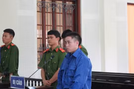 Một người nước ngoài “cắt rừng” gùi ma túy vào Việt Nam